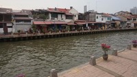 Seperti ini foto Sungai Melaka sebelum ada wabah virus Corona. Airnya keruh dan coklat. Foto diambil tahun 2019 silam. (Titry Frilyani/dTraveler)