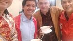 Begini Gaya Ngopi Denny Sirregar, Influencer yang Dicari Anak STM
