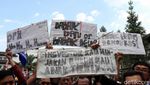 Poster Curahan Hati Para Buruh Ramaikan Demo di Gedung Sate