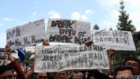 Massa buruh lain pun membawa poster yang berisi kritik mengenai revisi UU Ketenagakerjaan no 13/2003 yang dinilai merugikan para buruh.
