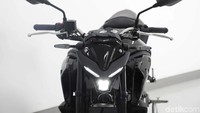 Salah satu fitur yang ada di MT-25 terbaru yaitu ketika motor sedang distandar dan posisi gear sedang masuk gigi, maka mesin takkan bisa dinyalakan. Untuk menyalakan motor ketika standar samping sedang tegak, maka posisi gear harus netral.