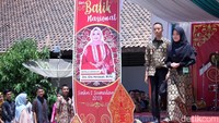 Motif Batik Kasumedangan dipamerkan dalam acara itu.
