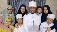 Lora Fadil bersama ketiga istri, Siti Aminah, Yeni Kurnia, dan Novita Kusumaningrum serta anak-anaknya. (dok. Pribadi).