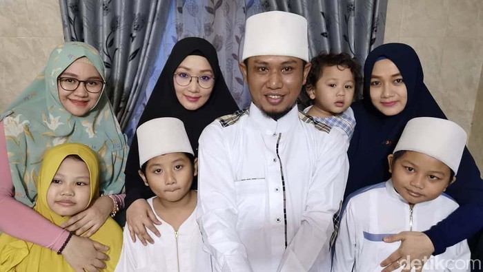 Potret tiga istri dan anak-anak Lora Fadil. Foto: dok. pribadi Potret tiga istri dan anak-anak Lora Fadil. Foto: dok. pribadi