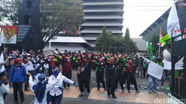 Demo buruh di depan DPRD Jateng. 