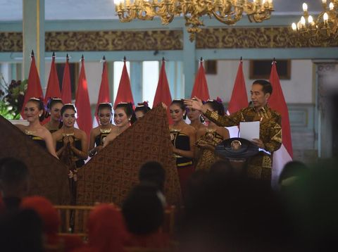 Sekar Jagad, Diplomasi Gaya Jokowi di Hari Batik Nasional