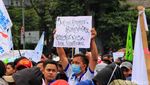 Poster Curahan Hati Para Buruh Ramaikan Demo di Gedung Sate