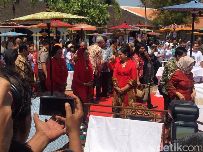 Sementara itu, Ibu Negara tampil anggun dalam balutan kebaya kartini dengan warna merah yang mencolok. Turut melengkapi gaya Iriana, sebuah selendang yang motifnya senada dengan kain batik sogannya. Foto: Daniel Ngantung/Wolipop