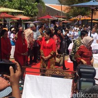 Sementara itu, Ibu Negara tampil anggun dalam balutan kebaya kartini dengan warna merah yang mencolok. Turut melengkapi gaya Iriana, sebuah selendang yang motifnya senada dengan kain batik sogannya. Foto: Daniel Ngantung/Wolipop