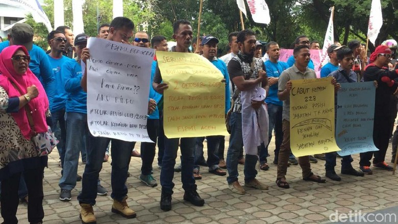 Geruduk DPR Aceh, Buruh Curhat Upah Murah Rp 300 Ribu/Bulan Geruduk DPR Aceh, Buruh Curhat Upah Murah Rp 300 Ribu/Bulan