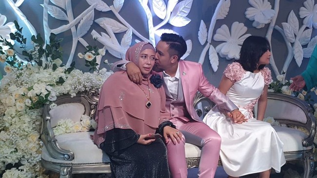 Ibu asal Singapura ini menceritakan kesedihannya karena merasa kehadirannya tak diharapkan di pesta pernikahan putranya sendiri. Irma pun berbagi video saat dirinya menerobos naik ke pelaminan untuk memeluk putranya, Sufi. Namun, pada video yang telah dilihat 620 ribu lebih itu, pengantin wanita pergi saat Irma naik ke pelaminan dan memeluk Sufi. Foto: Facebook