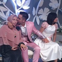 Ibu asal Singapura ini menceritakan kesedihannya karena merasa kehadirannya tak diharapkan di pesta pernikahan putranya sendiri. Irma pun berbagi video saat dirinya menerobos naik ke pelaminan untuk memeluk putranya, Sufi. Namun, pada video yang telah dilihat 620 ribu lebih itu, pengantin wanita pergi saat Irma naik ke pelaminan dan memeluk Sufi. Foto: Facebook