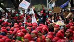 Penampakan Massa Buruh yang Demo di Depan Gedung DPR