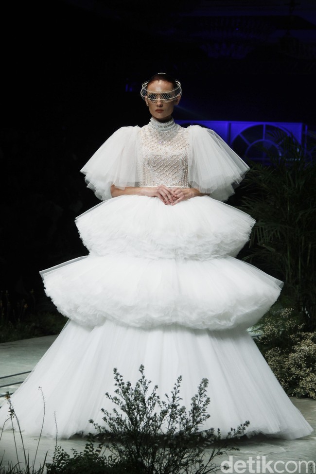 Sebastian Gunawan menampilkan koleksi couturenya bertajuk Incantensimo yang begitu magical. Fashion show Seba digelar di Ballroom Hotel Mulia, Senayan, Jakarta Pusat, Selasa (1/10/2019). Foto: Mohammad Abduh/Wolipop