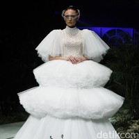 Sebastian Gunawan menampilkan koleksi couturenya bertajuk Incantensimo yang begitu magical. Fashion show Seba digelar di Ballroom Hotel Mulia, Senayan, Jakarta Pusat, Selasa (1/10/2019). Foto: Mohammad Abduh/Wolipop