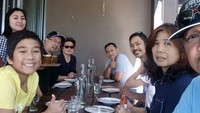 Lain di twitter, lain pula di instagram. Selain banyak menyampaikan kritik, Denny juga banyak memerkan momennya makan-makannya di instagram pribadinya. Foto: Instagram @dennysirregar