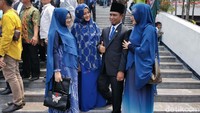 Foto Lora Fadil dengan 3 istrinya saat momen pelantikan sebagai anggota DPR 2019-2024 kemarin. Dalam foto itu Lora Fadil tampak memakai jas dan peci hitam, dengan dasi biru. (dok. Pribadi).