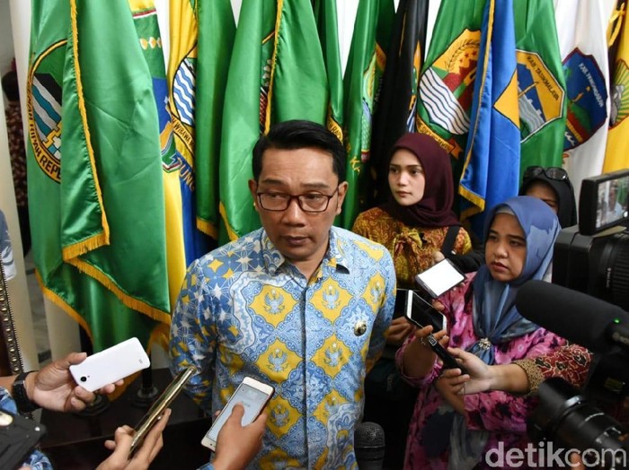 Ridwan Kamil Serahkan Aspirasi Demonstran ke DPR