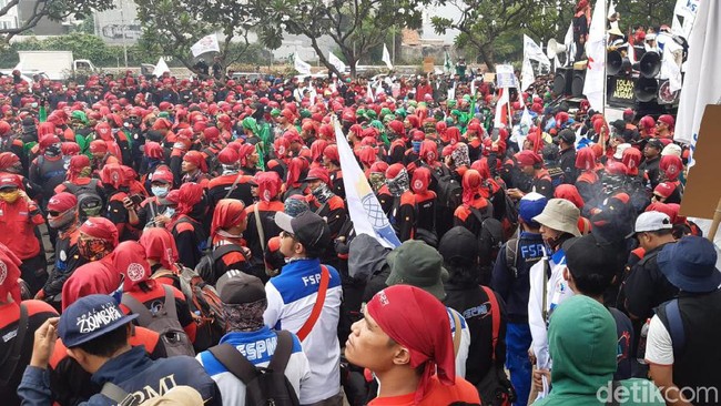 Pengusaha VS Buruh soal UMP 2020 Naik 8,51%