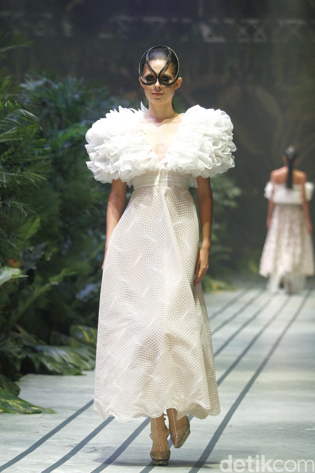 Sebastian Gunawan menampilkan koleksi couturenya bertajuk Incantensimo yang begitu magical. Fashion show Seba digelar di Ballroom Hotel Mulia, Senayan, Jakarta Pusat, Selasa (1/10/2019). Foto: Mohammad Abduh/Wolipop