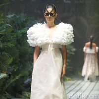 Sebastian Gunawan menampilkan koleksi couturenya bertajuk Incantensimo yang begitu magical. Fashion show Seba digelar di Ballroom Hotel Mulia, Senayan, Jakarta Pusat, Selasa (1/10/2019). Foto: Mohammad Abduh/Wolipop