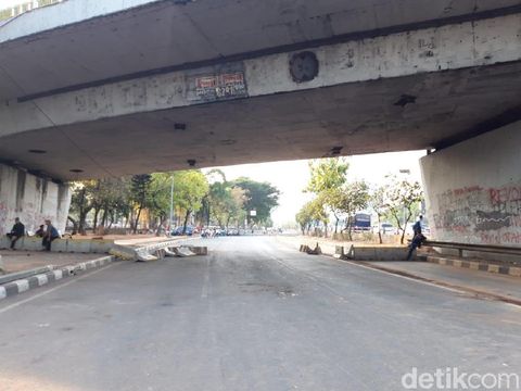 Situasi Jalan Gatot Subroto di bawah flyover ladokgi mengarah ke DPR