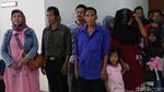 Momen Orang Tua Jemput Anaknya yang Ditahan Terkait Rusuh DPR