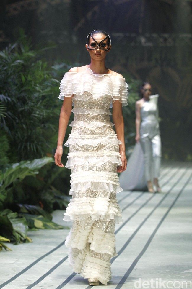 Sebastian Gunawan menampilkan koleksi couturenya bertajuk Incantensimo yang begitu magical. Fashion show Seba digelar di Ballroom Hotel Mulia, Senayan, Jakarta Pusat, Selasa (1/10/2019). Foto: Mohammad Abduh/Wolipop