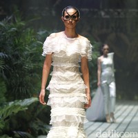 Sebastian Gunawan menampilkan koleksi couturenya bertajuk Incantensimo yang begitu magical. Fashion show Seba digelar di Ballroom Hotel Mulia, Senayan, Jakarta Pusat, Selasa (1/10/2019). Foto: Mohammad Abduh/Wolipop