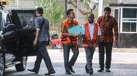 Soetikno tiba di gedung KPK bersama tersangka kasus suap lainnya yaitu Mikael Kambuaya yang terjerat kasus dugaan korupsi proyek jalan di Jayapura.