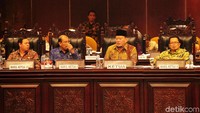 Rapat paripurna dipimpin oleh Ketua DPD La Nyalla dengan didampingi wakilnya Nono Sampono, Mahyudin, dan Sultan Bachtiar. 