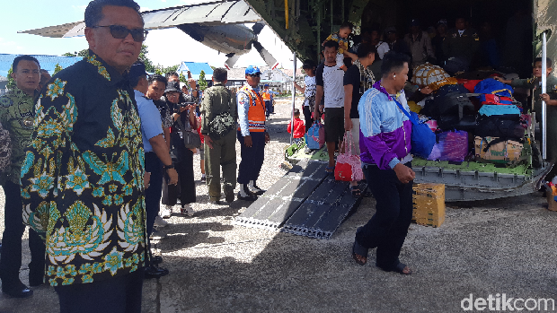 Gubernur Sulawesi Selatan (Sulsel) Nurdin Abdullah menyambut pengungsi yang menjadi korban kerusuhan Wamena, Rabu (2/10/2019)
