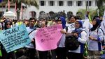 Poster Curahan Hati Para Buruh Ramaikan Demo di Gedung Sate