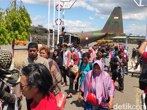 Tiba di Makassar, Pengungsi dari Wamena Langsung Cek Kesehatan