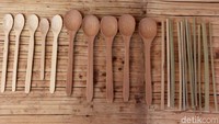 Penasaran ingin memiliki beragam perabotan dari bambu ini? Yono pun membanderol aneka perabotan itu dengan harga yang cukup terjangkau mulai dari Rp 15 ribu hingga Rp 20 ribu untuk gelas, Rp 10 ribu untuk sendok dan garpu, serta Rp 5 ribu untuk sedotan.