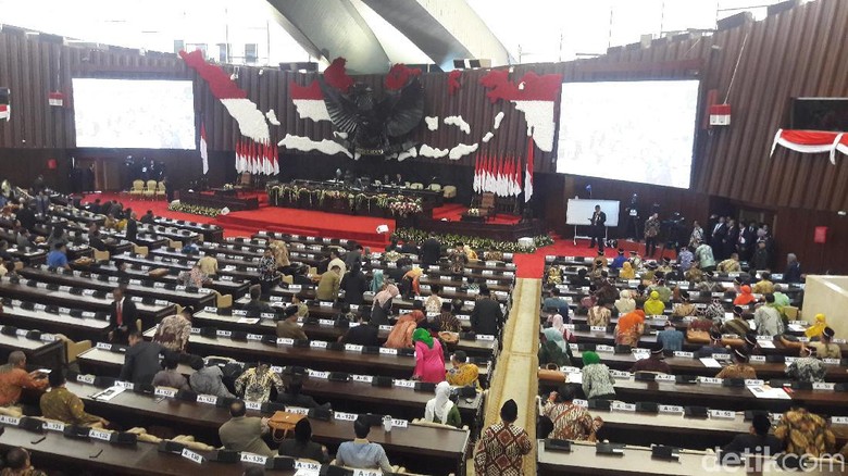 Hanya Dipimpin Hillary Lasut, Sidang Paripurna MPR Hujan Interupsi Hanya Dipimpin Hillary Lasut, Sidang Paripurna MPR Hujan Interupsi