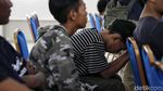 Momen Orang Tua Jemput Anaknya yang Ditahan Terkait Rusuh DPR