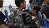 Dari 64 anak yang diamankan pada Selasa (1/10/2019) kemarin, sebanyak kurang lebih 20 anak sudah dijemput oleh orangtuanya pada malam harinya. Satu anak masih ditahan. Dia tengah diperiksa lebih lanjut karena positif saat tes urine.