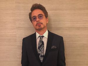 Robert Downey Jr Bawa Pulang Piala Golden Globe 2024 karena Oppenheimer
