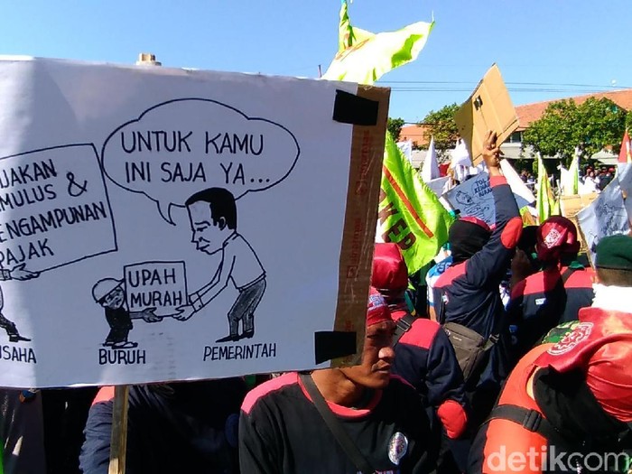 Massa buruh dari berbagai daerah di Jawa Timur mulai memadati Jalan Indrapura depan DPRD Jatim. Rombongan yang bergerak dari Jalan Ahmad Yani sudah tiba di DPRD Jatim.