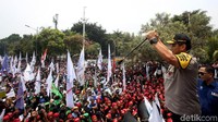 Di tengah aksi tersebut, Kapolda Metro Jaya Irjen Gatot Eddy Pramono menemui massa buruh yang sedang berdemonstrasi di sekitar gedung DPR, Jakarta. Gatot naik ke atas mobil komando massa buruh dan menyampaikan apresiasi.
