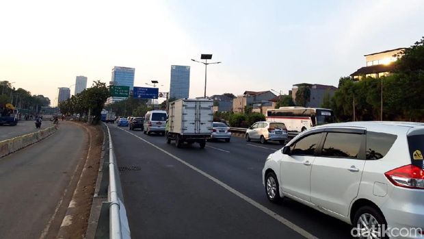Kendaraan pun bisa melintas di Tol Dalam Kota