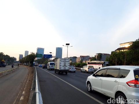 Kondisi Tol Dalam Kota arah Grogol di sekitar gedung DPR