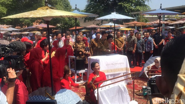 Acara puncak Hari Batik Nasional berlangsung di Pura Mangkunegaran, Solo, Jawa Tengah, Rabu (2/10/2019). Acara bertajuk ‘Membatik untuk Negeri’ itu turut dihadiri Presiden Jokowi dan Iriana. Foto: Daniel Ngantung/Wolipop