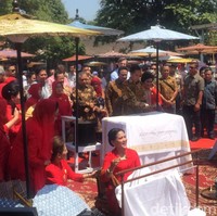 Acara puncak Hari Batik Nasional berlangsung di Pura Mangkunegaran, Solo, Jawa Tengah, Rabu (2/10/2019). Acara bertajuk ‘Membatik untuk Negeri’ itu turut dihadiri Presiden Jokowi dan Iriana. Foto: Daniel Ngantung/Wolipop