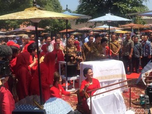 7 Momen Jokowi dan Iriana Membatik Bersama 500 Orang di Hari Batik Nasional