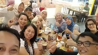 Ngopi bersama teman-teman satu komunitasnya, Denny juga tak lupa untuk mengabadikan dengan ber-selfie. Foto: Instagram @dennysirregar