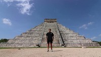 Dari China, Simon naik pesawat ke Meksiko. Di sana dia menuju ke reruntuhan Chichen Itza, peningggalan Suku Maya. Selama perjalanan ini, Simon mengaku kurang tidur dan hanya sempat makan makanan pesawat (dok. Simon Wilson)