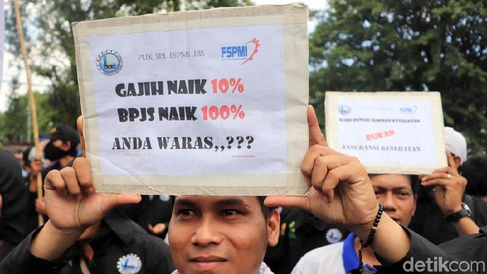 Massa buruh di Bandung gelar aksi unjuk rasa di Gedung Sate. Mereka menuntut reformasi upah minimum yang berorientasi peningkatan kesejahteraan buruh.
