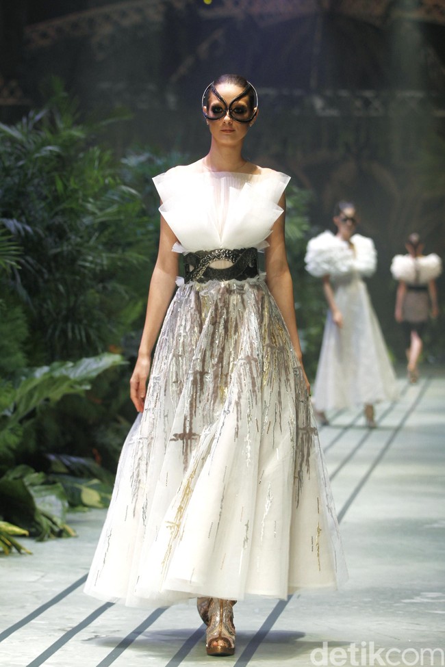 Sebastian Gunawan menampilkan koleksi couturenya bertajuk Incantensimo yang begitu magical. Fashion show Seba digelar di Ballroom Hotel Mulia, Senayan, Jakarta Pusat, Selasa (1/10/2019). Foto: Mohammad Abduh/Wolipop